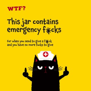 Puede incluir: Un gr&aacute;fico amarillo brillante con un gato negro que lleva un gorro de enfermero blanco con una cruz roja. El gato muestra ambos dedos coraz&oacute;n. El texto dice: WTF? This jar contains emergency f*cks. For when you need to give a f*ck and you have no more fucks to give.