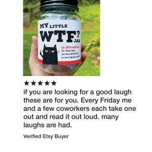 Puede incluir: Un frasco de vidrio transparente con tapa negra y una etiqueta blanca con la ilustraci&oacute;n de un gato negro. El texto dice: MY LITTLE WTF? JAR, 60 affirmations for those days you have absolutely no more f*cks to give. La etiqueta tiene una franja roja.