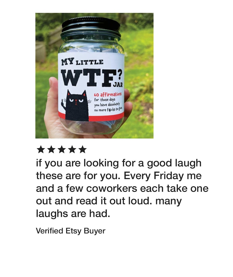 Puede incluir: Un frasco de vidrio transparente con tapa negra y una etiqueta blanca con la ilustraci&oacute;n de un gato negro. El texto dice: MY LITTLE WTF? JAR, 60 affirmations for those days you have absolutely no more f*cks to give. La etiqueta tiene una franja roja.