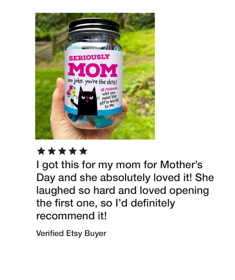 Puede incluir: Un frasco de vidrio transparente con tapa negra que contiene papeles de colores. La etiqueta muestra una ilustraci&oacute;n de un gato negro con flores y el texto: SERIOUSLY MOM no joke. you're the shit! 48 reasons why you mean the eff'in World to Me.