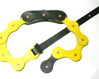 Bracelet de guitare en cuir Bike Chain Link Noir et Jaune avec épaulette: 16 liens épais, grands rivets en cuivre, queue de poignard. Fait à la main pour vous.
