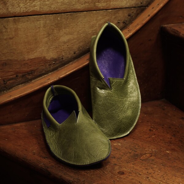 Wigwams - Leder Pantoffeln/Hausschuhe Ranke grün und Iris. Handgefertigte Stück Lederschuh von FHLeather. Kundenspezifische Aufträge übernommen.