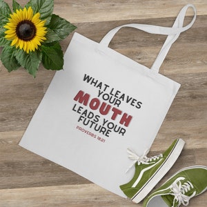 Was deinen Mund verlässt, führt deine zukünftige Tragetasche | Inspirational Merch - All- Occasion Gifts - Lifestyle Tragetasche - Männer & Frauen Geschenk
