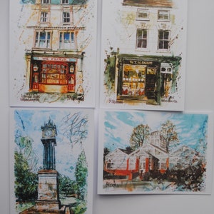 Puede incluir: Conjunto de cuatro acuarelas que representan escenas de la ciudad de Brecon, en Gales. Las pinturas muestran un pub llamado "The Posada", una tienda llamada "W.T.M. Snape", una torre del reloj y un invernadero.