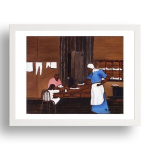 Op de afbeelding: Een ingelijste prent van een interieursc&egrave;ne. Een persoon in een blauwe jurk en witte schort staat bij een tafel. Een andere persoon in een roze shirt zit aan de tafel. Witte kledingstukken hangen aan een waslijn. Het kunstwerk is gesigneerd "H.J."