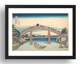 Op de afbeelding: Een ingelijste ukiyo-e houtsnede met een hoog gebogen houten brug over een rivier met boten en figuren. Op de achtergrond is de berg Fuji zichtbaar onder een blauwe lucht. De prent bevat Japanse tekst in de linkerbovenhoek.