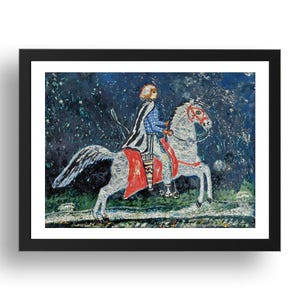 Może przedstawiać: Oprawiony obraz akrylowy przedstawiający osobę na koniu. Jeździec ubrany jest w niebieski, czerwony i czarny. Koń jest szary z czerwonym uzdą i siodłem. Tło jest ciemnoniebieskie i teksturowane.
