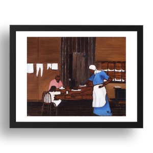 Op de afbeelding: Een ingelijste prent van een interieursc&egrave;ne. Een persoon in een blauwe jurk en witte schort staat bij een tafel. Een andere persoon in een roze shirt zit aan de tafel. Het kunstwerk heeft een bruin-wit kleurenpalet.