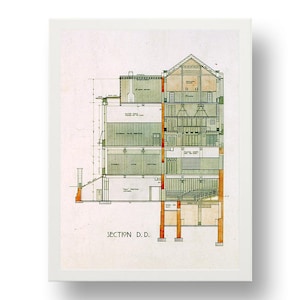 Op de afbeelding: Architectonische blauwdruk van een gebouwsectie, met het label "SECTION D.D.". De afdruk toont gedetailleerde doorsneden van het interieur van het gebouw, met meerdere niveaus, structurele elementen en ontwerpdetails. De afdruk is ingelijst in een witte rand.