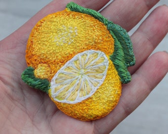 Broche citron brodée à la main Épingle brodée de légumes verts jaunes, bijoux faits main, idées cadeaux pour grand-mère