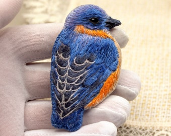 Broche brodée oiseau bleu, cadeau fait main pour la fête des mères, épingle à broder oiseau bleu faite à la main, cadeau pour amoureux des oiseaux, bijoux Cottagecore