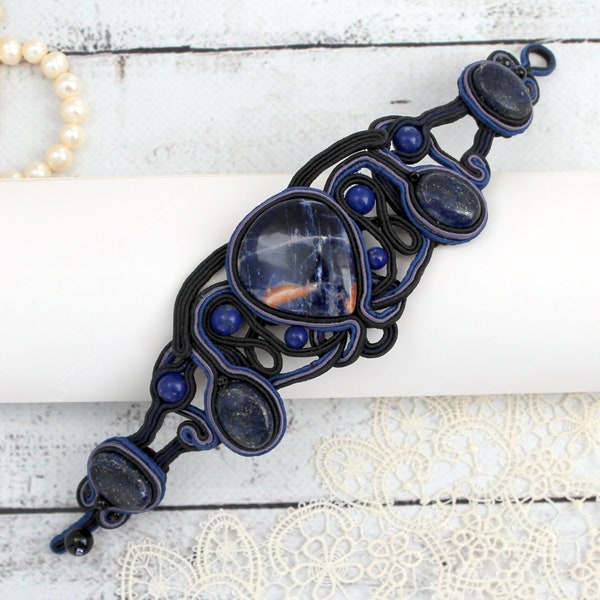 Bracelet soutache bleu foncé avec sodalite Large manchette bijoux textile brodé