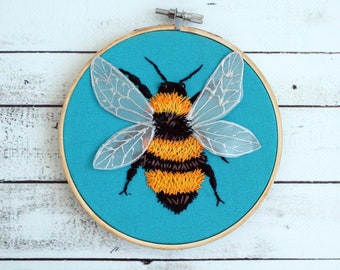 手刺繍の青いクマバチ。手刺繍。糸絵。ウォールアート。手刺繍の