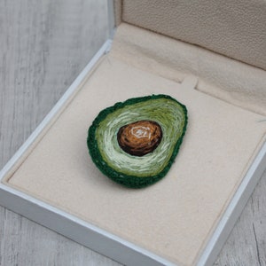 Broche de aguacate bordado Bordado a mano pin de verduras verdes Joyería de aguacate Regalo de la abuela menores de 30 años PERSONALIZADO