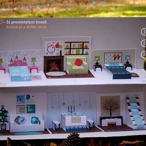 Puede incluir: Un diorama de papel de varios niveles con un tema invernal. El diorama est&aacute; hecho de una tabla de presentaci&oacute;n de 1 &euro; que se encontr&oacute; en una tienda de un euro. El diorama presenta un dormitorio, una sala de estar y una escalera. El diorama est&aacute; decorado con copos de nieve, &aacute;rboles y otras decoraciones de tem&aacute;tica invernal. El diorama est&aacute; etiquetado con las instrucciones "Imprime, corta, dobla".