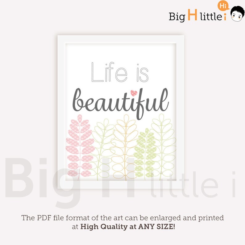 K&ouml;nnte beinhalten: Druckbare Wandkunst mit wei&szlig;em Hintergrund und einem grauen Text&uuml;berlagerung, die "Life is beautiful" lautet. Der Text ist mit einem kleinen rosa Herzen akzentuiert. Der Hintergrund zeigt drei stilisierte gr&uuml;ne und rosa Bl&auml;tter.