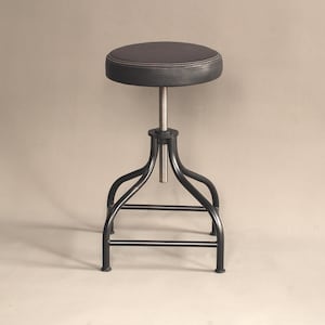 Op de afbeelding: Zwarte verstelbare barstoel met een zwarte leren zitting en een metalen frame.