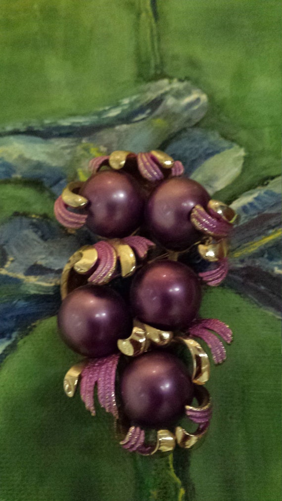 Purple pearl and gold vintage brooch - image 2