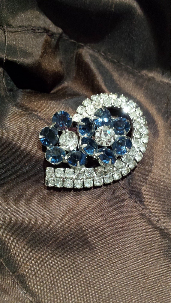 Vintage brooch blue and clear crystal