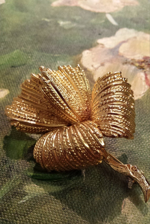 Gold floral vintage brooch