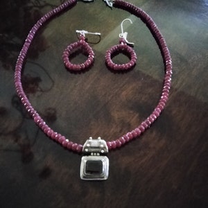 Halsband med naturligt fasetterat rubin och granathänge i sterlingsilver med matchande örhängen i ögla