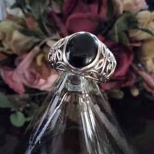 Anillo con cúpula de ónix negro y voluta abierta de plata de ley, tamaño 6