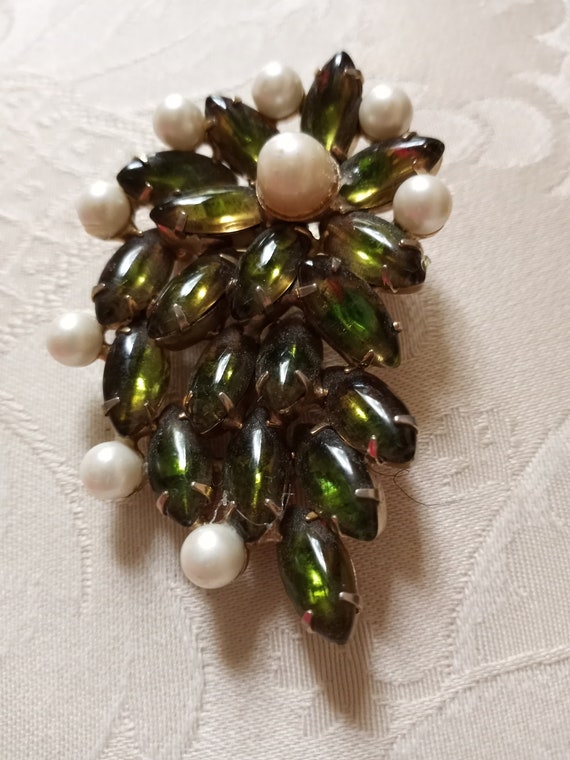 Pearl and green carnival glass vintage brooch - image 5