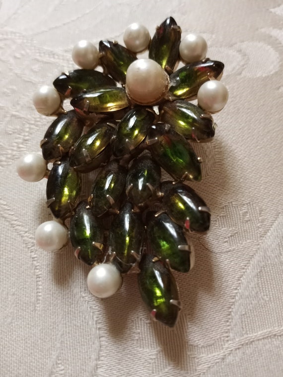 Pearl and green carnival glass vintage brooch - image 6