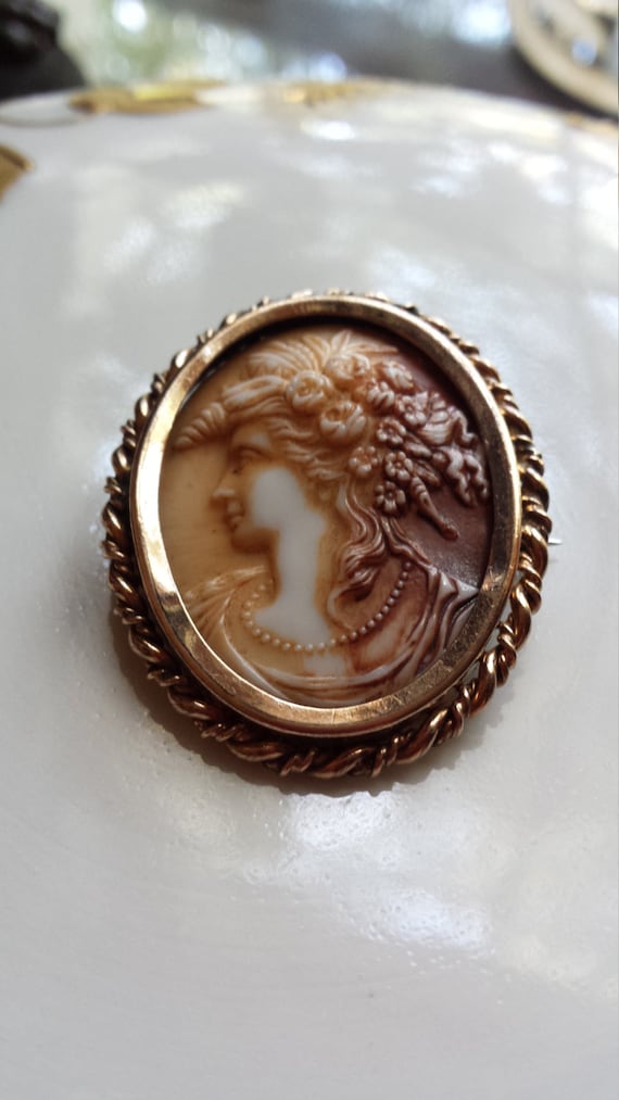 Vintage oval cameo gold rope twisted oval brooch - image 1