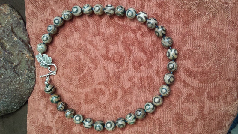 One strand polished painted jasper beaded necklace