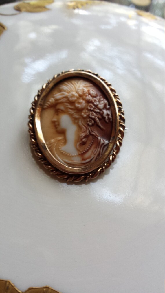 Vintage oval cameo gold rope twisted oval brooch - image 2