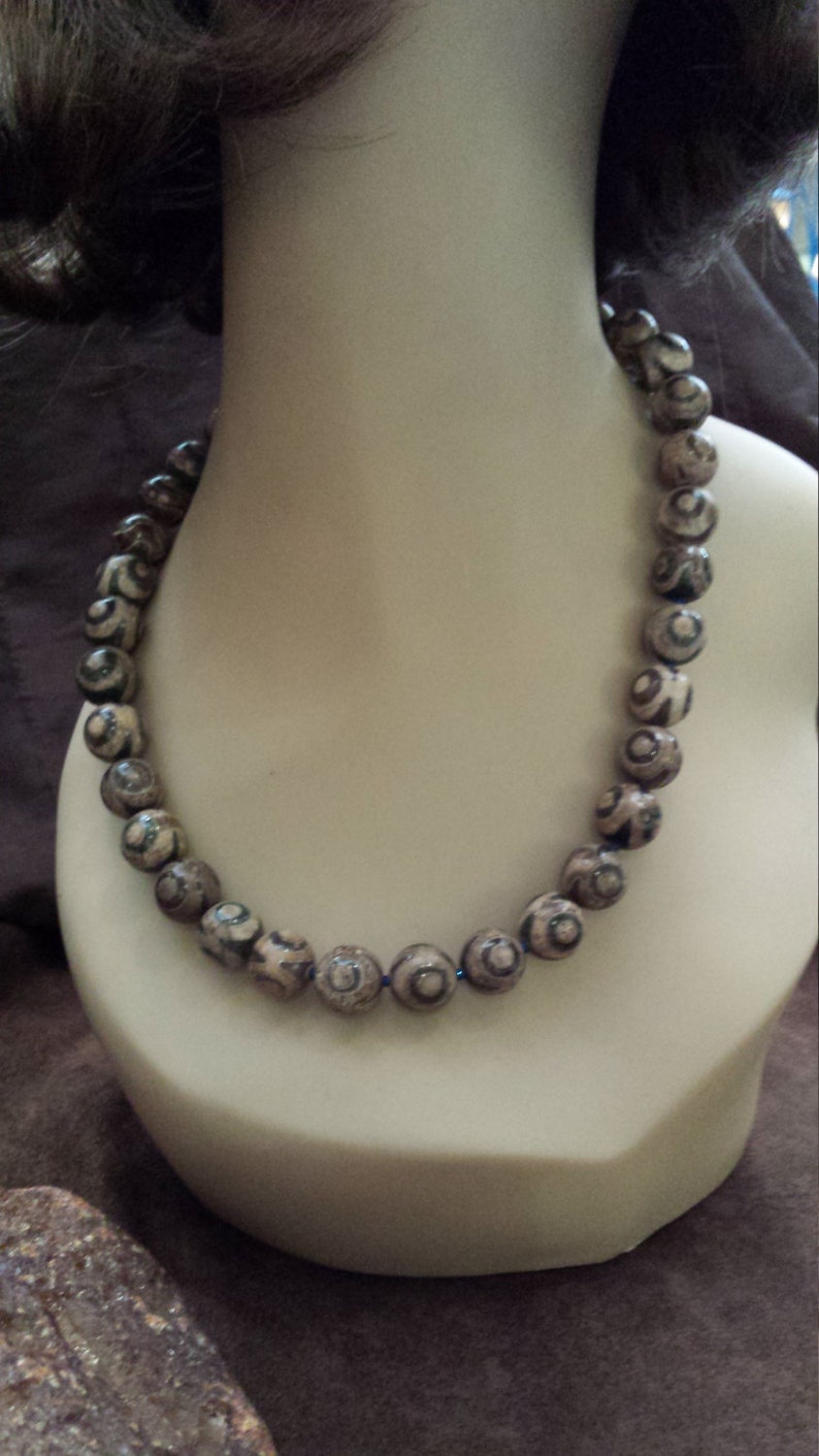 One strand polished painted jasper beaded necklace