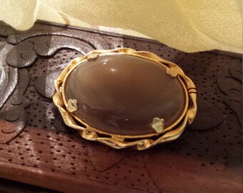 Gold oval greyish-brown agate brooch