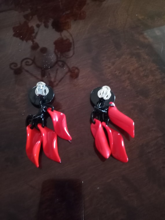 Bakelite dangle black and red earrings - image 3