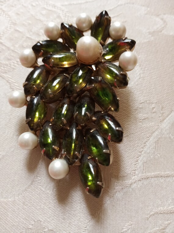 Pearl and green carnival glass vintage brooch - image 2