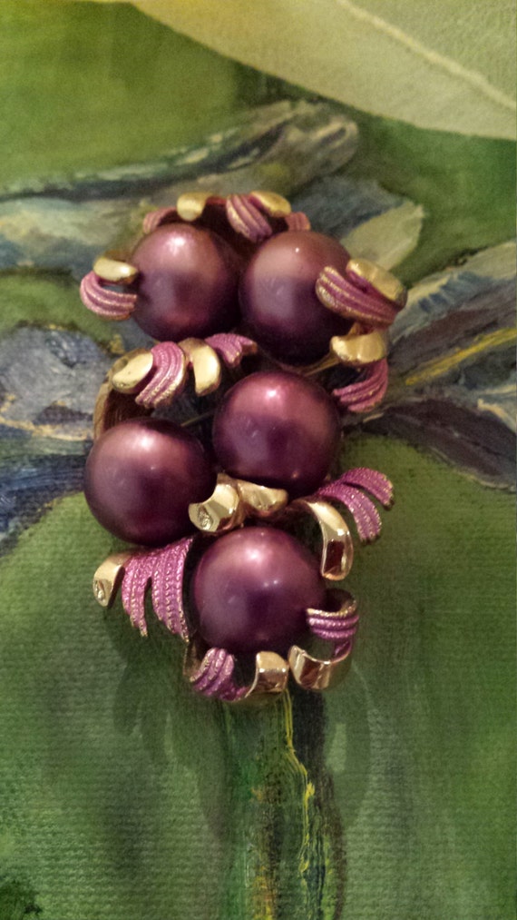Purple pearl and gold vintage brooch - image 3
