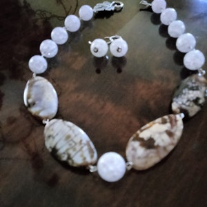 Collana in diaspro e quarzo craquelé bianco con orecchini abbinati
