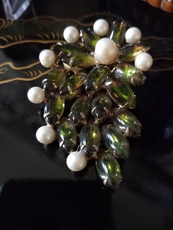 Pearl and green carnival glass vintage brooch - image 7