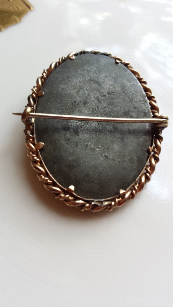 Vintage oval cameo gold rope twisted oval brooch - image 3