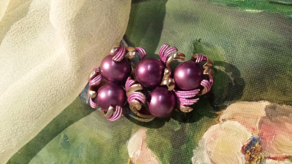 Purple pearl and gold vintage brooch - image 5