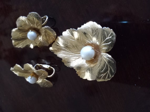 Brooch and earring set vintage gold leaf and pearl - image 5