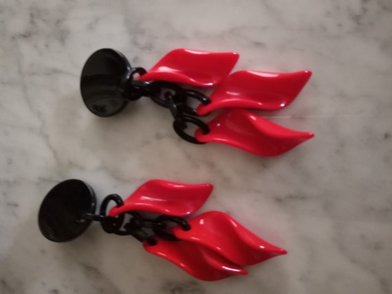 Bakelite dangle black and red earrings - image 2