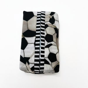 Cantidad 1 -USTED ELIGE- Funda de pañuelos pequeña- Temática deportiva Funda de pañuelos de tamaño personal y pañuelos INCLUIDOS - Listo para enviar, pañuelos para mochila o funeral