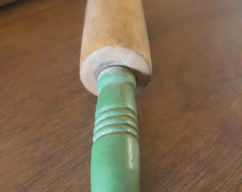Vintage primitive Green handled rolling pin. Farmhouse, country kitchen décor, baking, pie.