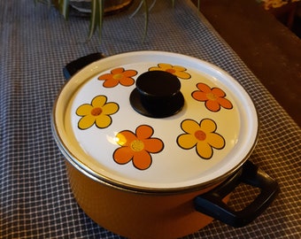 Vintage 1970's retro Brady bunch flowered enamel stock pot, stew pot, chili pot, Marsha Marsha Marsha. Cool pot, fun family pot.