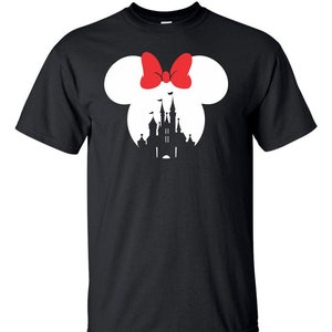 Op de afbeelding: Zwart T-shirt met een wit silhouet van Assepoester's kasteel en een paar Mickey Mouse oren met een rode strik.