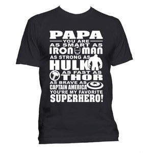Puede incluir: Camiseta negra con texto blanco que dice "Papa Eres Tan Inteligente Como Ironman Tan Fuerte Como Hulk Tan R&aacute;pido Como Thor Tan Valiente Como Capit&aacute;n Am&eacute;rica Eres Mi Superh&eacute;roe Favorito!"