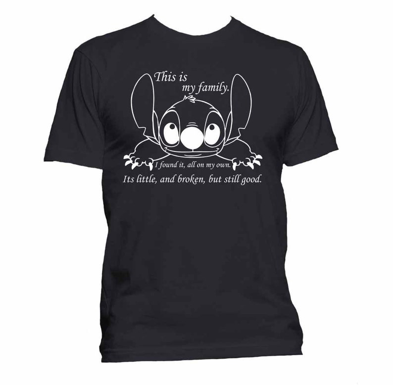 Puede incluir: Camiseta negra con un gr&aacute;fico blanco de Stitch de Lilo & Stitch. El gr&aacute;fico dice "This is my family. I found it, all on my own. Its little, and broken, but still good."