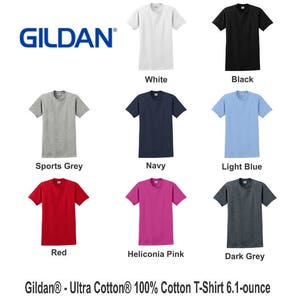 Puede incluir: Una camiseta Gildan Ultra Cotton 100% algod&oacute;n en 10 colores diferentes: blanco, negro, gris deportivo, azul marino, azul claro, rojo, rosa heliconia, gris oscuro. La camiseta pesa 6,1 onzas.