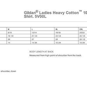 Puede incluir: Tabla de tallas para una camiseta de cuello en V de algod&oacute;n pesado para mujer Gildan. La tabla muestra las tallas S a 3XL con medidas en pulgadas para el busto, la longitud del cuerpo en la espalda y la longitud de la manga.